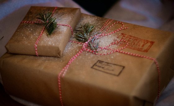 Упаковку для подарков можно сделать самостоятельно, используя перерабатываемые или многоразовые материалы.